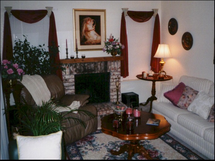 Livingroom.jpg (96533 bytes)